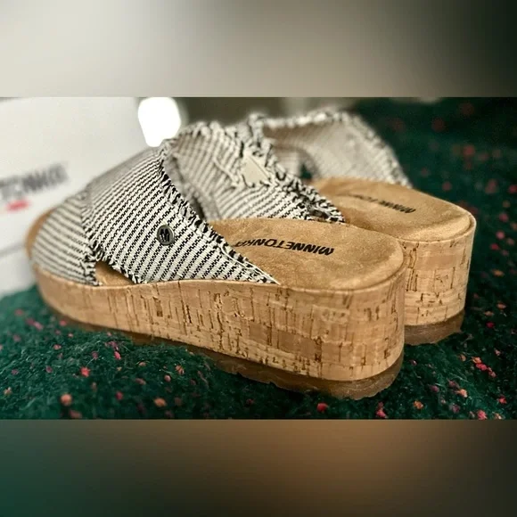 🎸MINNETONKA🎸🔥NWT🔥Posey Wedge in Black/Natural Stripe—7 - Picture 7 of 16